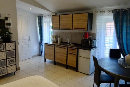 - une cuisine avec évier et table dans l'établissement Studio Suquet 3, à Cannes