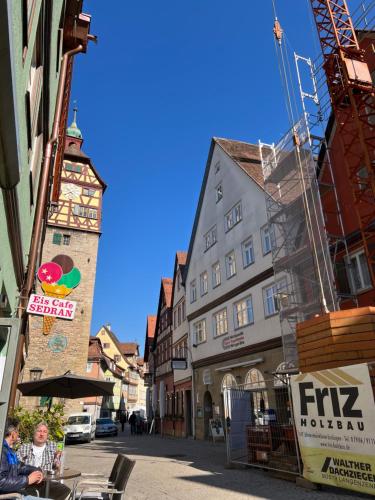 een straat in een stad met gebouwen en een toren bij City living 2 in Schwäbisch Hall