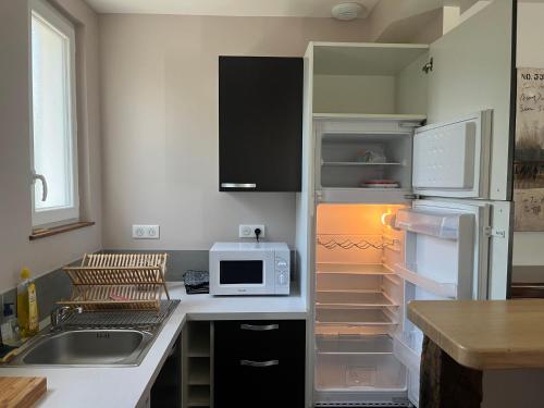 Il comprend une cuisine équipée d'un réfrigérateur ouvert et d'un four micro-ondes. dans l'établissement LA PAMPA, à Lamotte-Beuvron