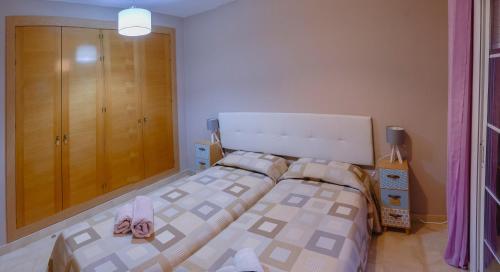 Tempat tidur dalam kamar di Magnifico chalet con piscina privada