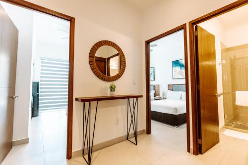 Postel nebo postele na pokoji v ubytování Loft Hotel Malecón Vallarta