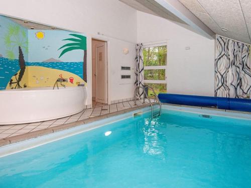 Poolen vid eller i närheten av 10 person holiday home in Glesborg