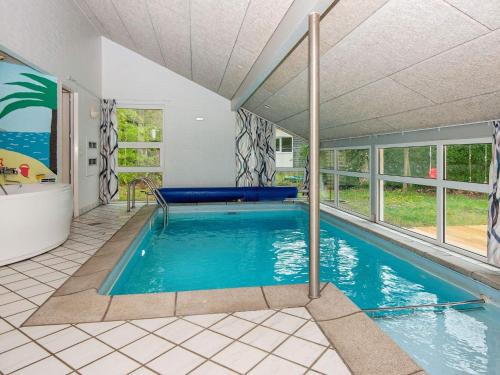 Piscina en o cerca de 10 person holiday home in Glesborg