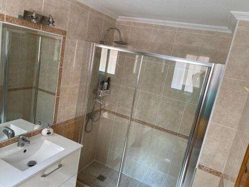プレヤス・デ・オリフエラにあるLuxurious 2 bedroom apartment near Cabo Roig stripのバスルーム(シャワー、シンク付)
