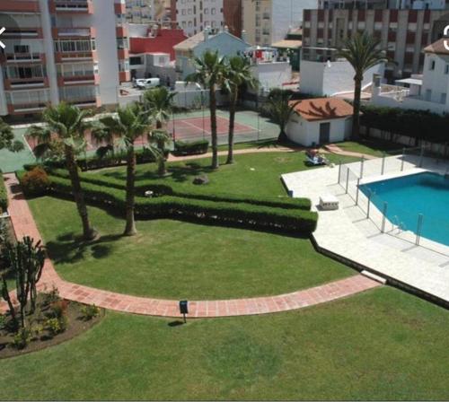 una vista aérea de un parque con piscina y palmeras en Estudio cerca de la playa 3, en Málaga