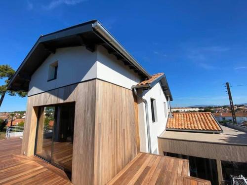 una pequeña casa en la parte superior de una terraza de madera en Anglet, un p'tit coin de paradis, en Anglet