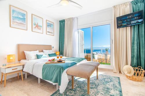 1 dormitorio con 1 cama y vistas al océano en Luxury Townhouse with panoramic sea view en Puerto de Santiago
