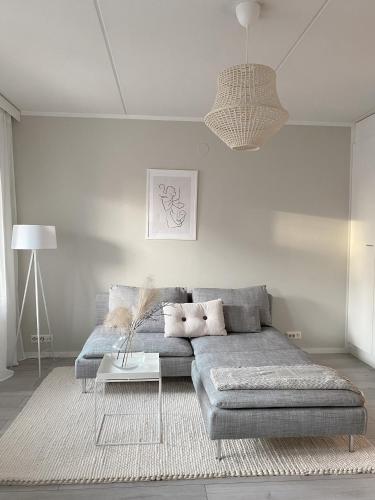 un soggiorno con divano e tavolo di Modern one bedroom Apartment with Sauna near Airport a Vantaa