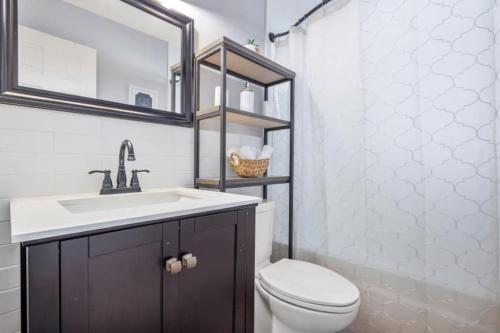 een badkamer met een toilet, een wastafel en een spiegel bij Vacation Home to yourself 2 bedrooms 1 bathroom in Fort Lauderdale