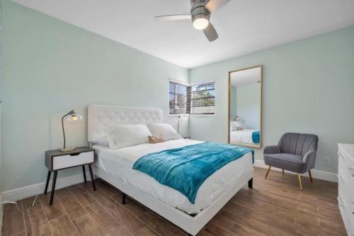 1 dormitorio blanco con 1 cama y 1 silla en Vacation Home to yourself 2 bedrooms 1 bathroom, en Fort Lauderdale