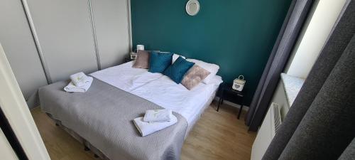 Un pequeño dormitorio con una cama con toallas. en APARTAMENT SORENTO 27, en Gorzów Wielkopolski