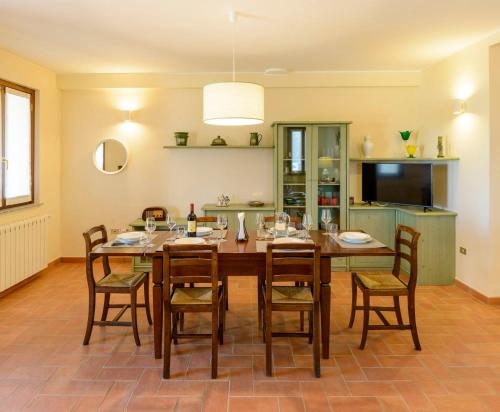 a dining room with a wooden table and chairs at La Casa di Claudia in Gubbio