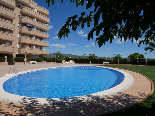 ein Schwimmbad vor einem Gebäude in der Unterkunft Apartamentos Be Suites Mar de Azahar in Oropesa del Mar