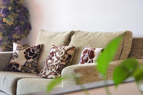 un sofá con almohadas en la sala de estar en Apartamentos Be Suites Mar de Azahar, en Oropesa del Mar