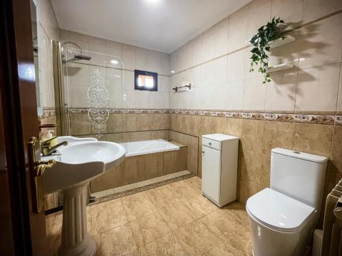Ένα μπάνιο στο Casa El Arrabal, casa con chimenea, piscina y patio