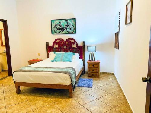 um quarto com uma cama e uma mesa com um candeeiro em Casa Boho 2 em Sayulita
