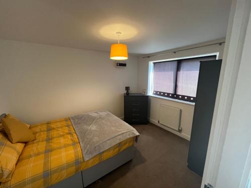 1 dormitorio con cama y ventana en SUPER 4 Bedroom 9 Person 3 Bathroom MEGA HOUSE en Hull