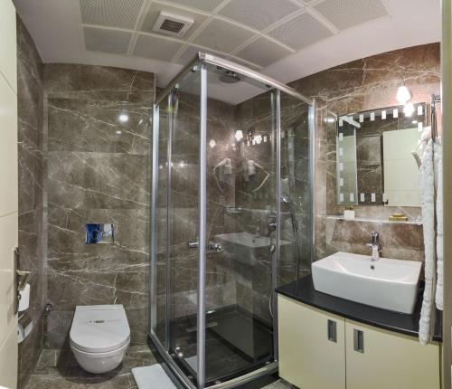 A bathroom at Marcello Hotel