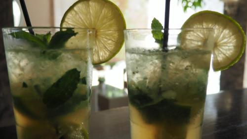 Evridiki Hotel في فوركا: اثنين من المشروبات مع الليمون والنعناع على الطاولة