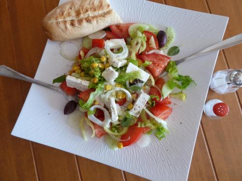 フォルカにあるEvridiki Hotelの白皿のサラダ