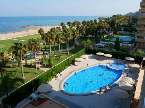 einen Blick über den Pool und den Strand in der Unterkunft Apartamentos Be Suites Primera Linea in Oropesa del Mar