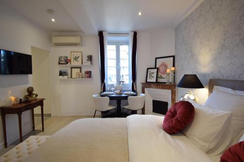 une chambre avec un lit et une table avec des chaises dans l'établissement Studio Suquet 2, à Cannes