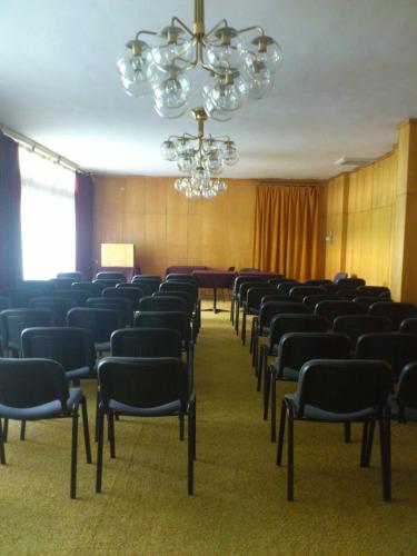 une salle de conférence avec des chaises et un lustre dans l'établissement Hotel of Bulgarian Academy of Sciences, à Sofia