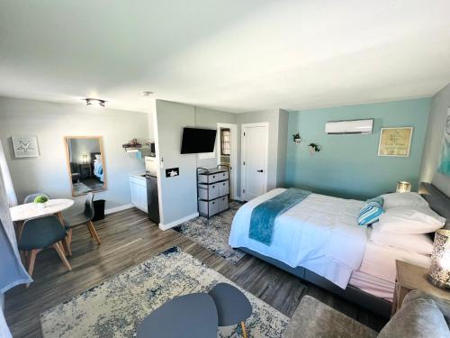 a bedroom with a bed and a desk and a television at 1915 Beach Club in Daytona Beach