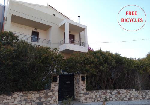 a white house with a gate and a fence at Sofita Di Sofo in Kos Town