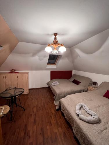 Ένα ή περισσότερα κρεβάτια σε δωμάτιο στο Tündérerdő