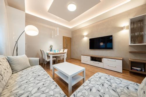 un soggiorno con divano e tavolo di Apartment BlueBird Katowice near Spodek MCK & City Center a Katowice