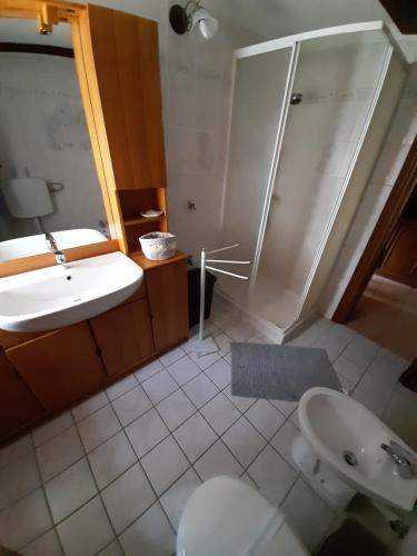 W łazience znajduje się umywalka, prysznic i toaleta. w obiekcie Casa Elena w mieście Nus