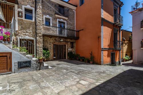 an alley in an old building with a door at Casa Vacanze 'Zia Lucia' in Sarconi