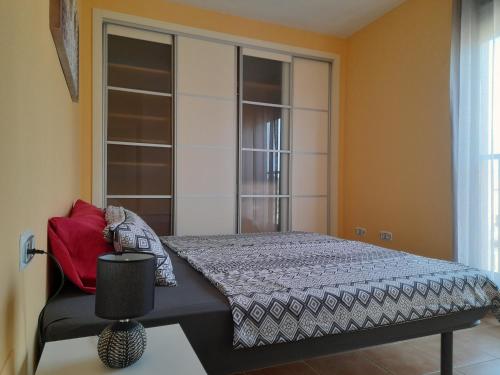 1 dormitorio con 1 cama en una habitación en Apartamento Relax, en Águilas