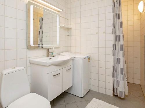 uma casa de banho com um WC, um lavatório e um espelho. em Apartment Hals IV em Hals