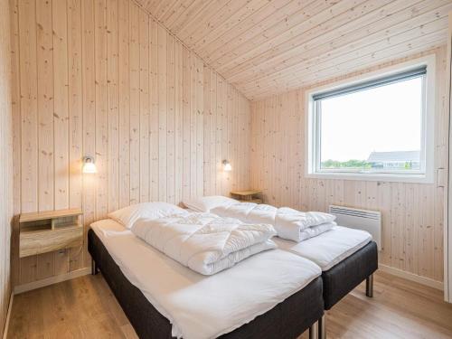 a large bed in a room with a window at Modern Retreat in Skaven - By Traum Ferienwohnungen in Tarm
