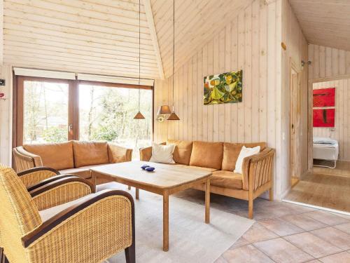 8 person holiday home in Fjerritslev في Torup Strand: غرفة معيشة مع أريكة وطاولة
