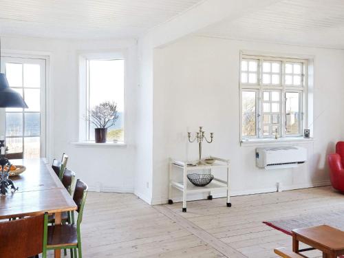 uma sala de estar branca com uma mesa e uma sala de jantar em Holiday home Sjællands Odde XVII em Havnebyen