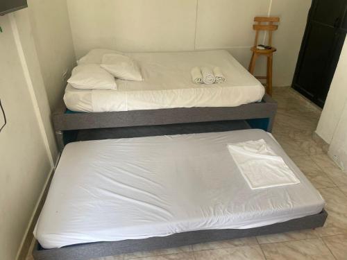 2 beliches num pequeno quarto com um colchão em Sophia House em Cartagena das Índias