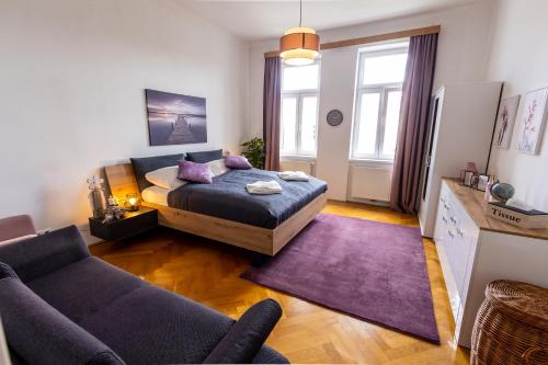 sypialnia z łóżkiem i kanapą w obiekcie Deluxe apartment near hauptbahnhof w Wiedniu