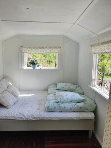Säng eller sängar i ett rum på Sjönära enkel övernattningsstuga på berg med terrass, toilet in other house, No shower