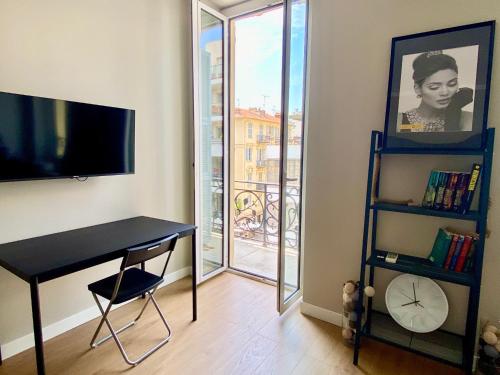 Televízia a/alebo spoločenská miestnosť v ubytovaní Best studio with AC - 15 min beach - 5 min bars