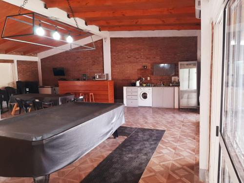 Don Octavio في La Carrera: غرفة معيشة مع طاولة ومطبخ