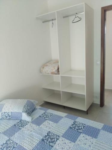 a bedroom with a bed and a white cabinet at Cs9 Casa de 3 quartos a 15 min de Curitiba in Campina Grande do Sul