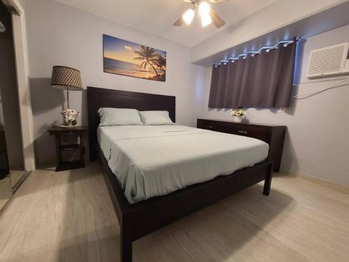 a bedroom with a large bed and a window at Lovely Condo 2 Bedrooms, 2 bathrooms, free 1 Parking at Waikiki Beach in Honolulu