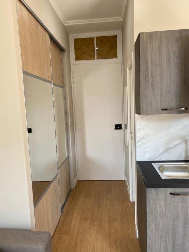 Elle comprend une petite cuisine avec un évier et un placard. dans l'établissement Best studio with AC - 15 min beach - 5 min bars, à Nice