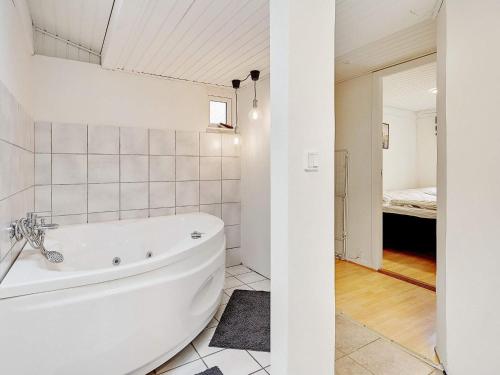 Kongsmarkにある8 person holiday home in R mの白いバスルーム(バスタブ付)、ベッドルーム1室