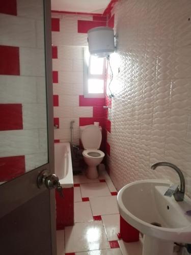 a bathroom with a white sink and a toilet at Flores casas de playa in Alexandria