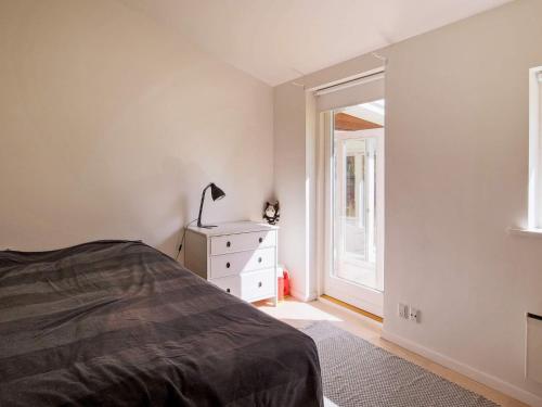 um quarto com uma cama, uma cómoda e uma janela em Holiday home Gilleleje LXXXII em Gilleleje