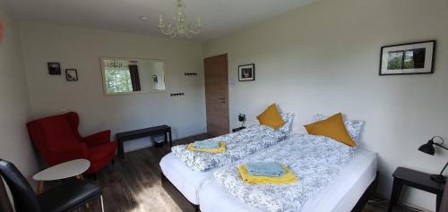 una camera da letto con un letto e una sedia rossa di Cora´s House & Horses a Ölfus